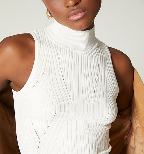 SLEEVELESS TURTLENECK BLOUSE IN RIB