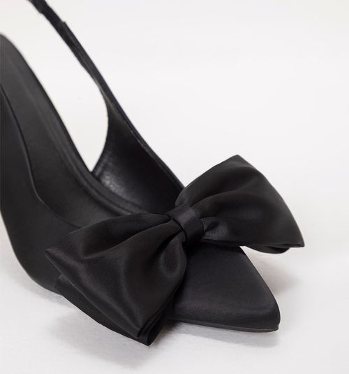 Closed Shoe with Bow Upper