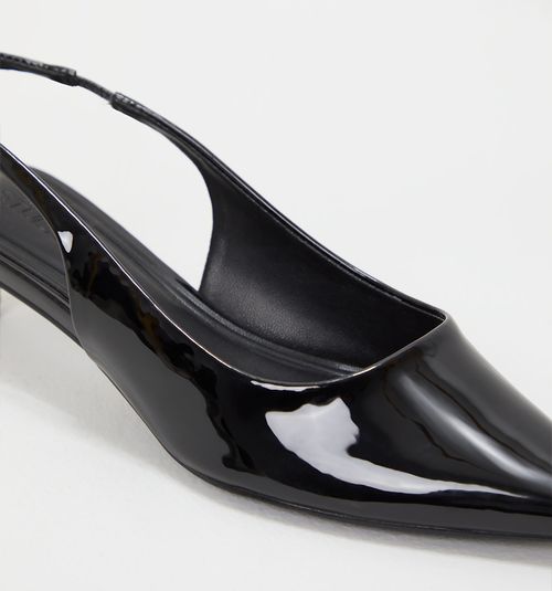 CLOSED SHOE WITH MINI HEEL