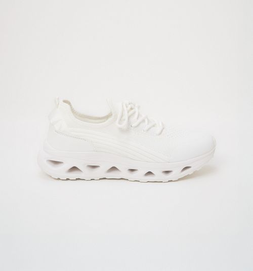 SPORTS SHOE WITH SHINY UPPER