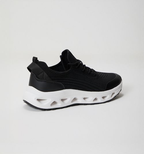 SPORTS SHOE WITH SHINY UPPER